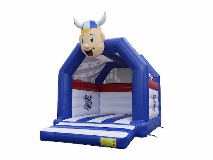 Maatwerk springkussen voor SC Heerenveen met 3d mascotte erop 